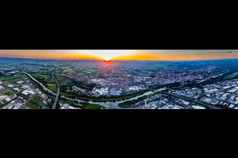 Vue aérienne de Panorama - perspective du coucher de soleil sur le paysage de Mainfranken à Schweinfurt dans le département Bavière, Allemagne