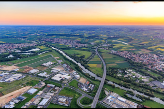 Vue aérienne de Jonction Schweinfurt-Hafen et pont de l'autoroute A70 sur le Main le soir depuis l'est à le quartier Oberndorf in Schweinfurt dans le département Bavière, Allemagne