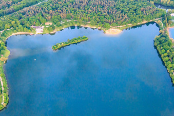 Vue aérienne de Lac de carrière avec café de plage au lac de carrière Schweinfurt à le quartier Oberndorf in Schweinfurt dans le département Bavière, Allemagne