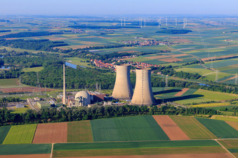 Vue aérienne de Tours de refroidissement et dôme du réacteur de la centrale nucléaire Grafenrheinfeld de Preussenelektra GmbH sur les rives du Main depuis le nord à Grafenrheinfeld dans le département Bavière, Allemagne