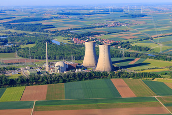 Vue aérienne de Tours de refroidissement et dôme du réacteur de la centrale nucléaire Grafenrheinfeld de Preussenelektra GmbH sur les rives du Main depuis le nord à Grafenrheinfeld dans le département Bavière, Allemagne