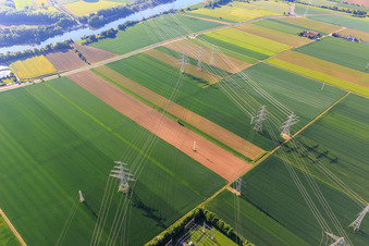 Photographie aérienne de Tours de refroidissement et lignes à haute tension vers la centrale nucléaire Grafenrheinfeld de Preussenelektra GmbH sur la rive ouest du Main à Grafenrheinfeld dans le département Bavière, Allemagne