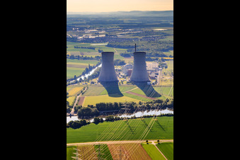 Tours de refroidissement et lignes à haute tension vers la centrale nucléaire Grafenrheinfeld de Preussenelektra GmbH sur la rive ouest du Main à Grafenrheinfeld dans le département Bavière, Allemagne d'en haut