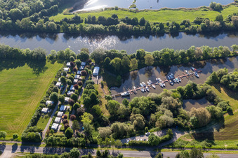 Vue aérienne de Marina et parking pour camping-cars à le quartier Garstadt in Bergrheinfeld dans le département Bavière, Allemagne