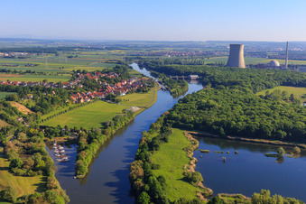 Vue aérienne de Port devant et tour de refroidissement de la centrale nucléaire de Grafenrheinfeld derrière le village sur les rives du Main depuis le sud à le quartier Garstadt in Bergrheinfeld dans le département Bavière, Allemagne