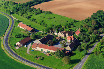 Vue aérienne de Ferme dans le Mainauen à le quartier Theilheim in Waigolshausen dans le département Bavière, Allemagne