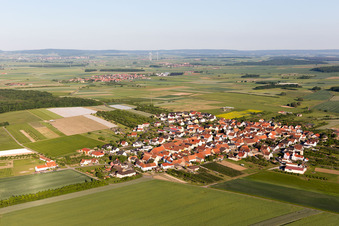 Quartier Lindach in Kolitzheim dans le département Bavière, Allemagne du point de vue du drone