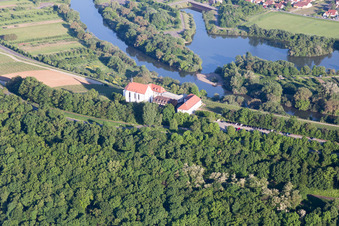 Vue aérienne de Mainhang au Vogelsburg et à l'église de la Protection de Marie à le quartier Escherndorf in Volkach dans le département Bavière, Allemagne