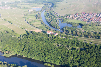 Vue aérienne de Mainhang au Vogelsburg et à l'église de la Protection de Marie à le quartier Escherndorf in Volkach dans le département Bavière, Allemagne