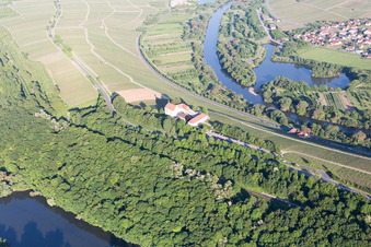 Photographie aérienne de Mainhang au Vogelsburg et à l'église de la Protection de Marie à le quartier Escherndorf in Volkach dans le département Bavière, Allemagne