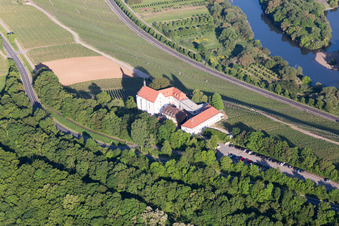 Vue oblique de Mainhang au Vogelsburg et à l'église de la Protection de Marie à le quartier Escherndorf in Volkach dans le département Bavière, Allemagne