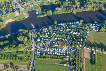 Vue aérienne de Caravane et tentes - camping - et emplacement pour tentes camping Escherndorf sur le Main sur le Main à le quartier Escherndorf in Volkach dans le département Bavière, Allemagne