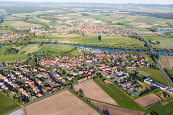 Vue aérienne de Les rives du Main en Schwarzenau à le quartier Schwarzenau in Schwarzach am Main dans le département Bavière, Allemagne