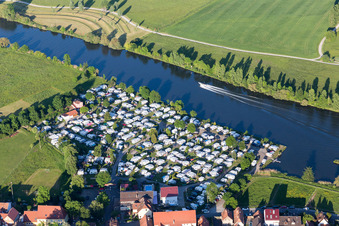 Vue aérienne de Caravane et tentes - Camping et emplacement de tente Mainblick au bord du Main à Schwarzenau à le quartier Schwarzenau in Schwarzach am Main dans le département Bavière, Allemagne