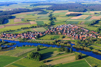 Vue aérienne de Quartier de Gerlachshausen au-delà du Main à le quartier Münsterschwarzach in Schwarzach am Main dans le département Bavière, Allemagne