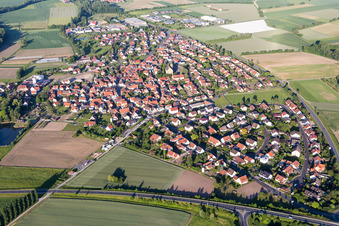 Vue aérienne de Vue des rues et des maisons dans les quartiers résidentiels à le quartier Stadtschwarzach in Schwarzach am Main dans le département Bavière, Allemagne