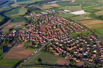 Vue aérienne de Vue de la ville depuis l'ouest avec l'église Sainte-Croix à le quartier Stadtschwarzach in Schwarzach am Main dans le département Bavière, Allemagne