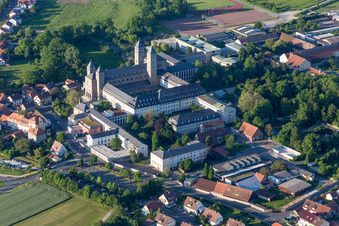Vue aérienne de Ensemble de bâtiments de l'abbaye de Münsterschwarzach à le quartier Stadtschwarzach in Schwarzach am Main dans le département Bavière, Allemagne