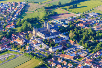 Vue aérienne de L'abbaye de Münsterschwarzach du sud-ouest avec du flair Hôtel Zum Benediktiner - Hubertus Kieser, Egbert-Gymnasium Münsterschwarzach à le quartier Stadtschwarzach in Schwarzach am Main dans le département Bavière, Allemagne