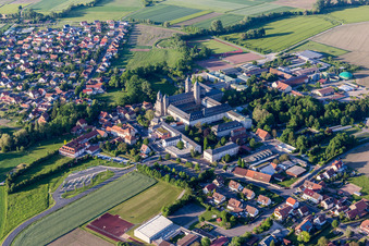 Photographie aérienne de Ensemble de bâtiments de l'abbaye de Münsterschwarzach à le quartier Stadtschwarzach in Schwarzach am Main dans le département Bavière, Allemagne