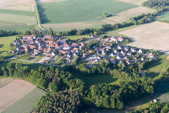 Vue aérienne de Quartier Atzhausen in Kleinlangheim dans le département Bavière, Allemagne