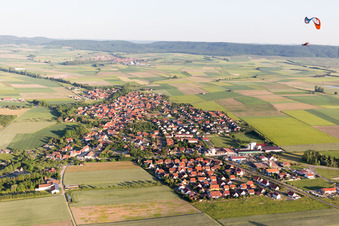 Vue aérienne de Du nord à Kleinlangheim dans le département Bavière, Allemagne