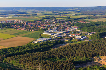 Vue aérienne de Parc industriel Am Zollwasen avec FS Fehrer Automotive GmbH, KTU Spedition GmbH & Co. KG et DAKO AG Chemical Specialty Products à Wiesentheid dans le département Bavière, Allemagne
