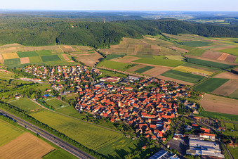 Photographie aérienne de Vue du village au-delà de l'A3 depuis le nord-ouest à Abtswind dans le département Bavière, Allemagne