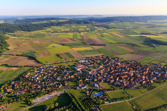 Vue aérienne de Vue d'ensemble du village depuis l'est avec Abtswinder Naturheilmittel GmbH & Co. KG à Abtswind dans le département Bavière, Allemagne
