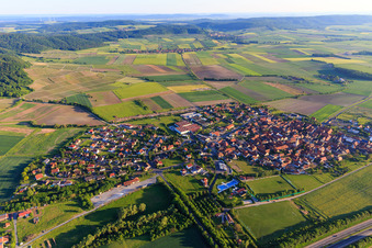 Vue aérienne de Vue d'ensemble du village depuis l'est avec Abtswinder Naturheilmittel GmbH & Co. KG à Abtswind dans le département Bavière, Allemagne