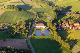 Vue aérienne de Ferme au bord d'un étang à le quartier Rehweiler in Geiselwind dans le département Bavière, Allemagne