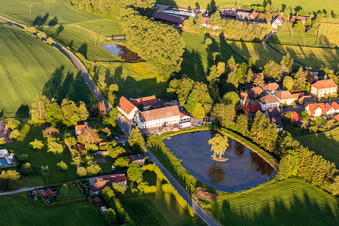 Vue aérienne de Ferme au bord d'un étang à le quartier Rehweiler in Geiselwind dans le département Bavière, Allemagne