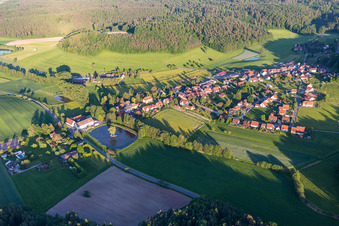 Vue aérienne de Étang avec île en périphérie à le quartier Rehweiler in Geiselwind dans le département Bavière, Allemagne