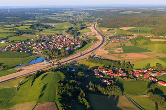 Vue aérienne de Vue de la ville sur l'A3 depuis l'ouest à le quartier Langenberg in Geiselwind dans le département Bavière, Allemagne