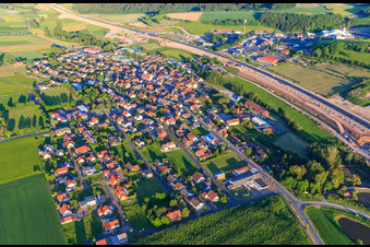 Vue aérienne de Vue de la ville sur l'A3 depuis le nord à Geiselwind dans le département Bavière, Allemagne