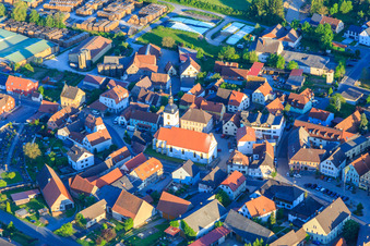 Vue aérienne de Centre du village avec l'église Saint-Burkhard à Geiselwind dans le département Bavière, Allemagne