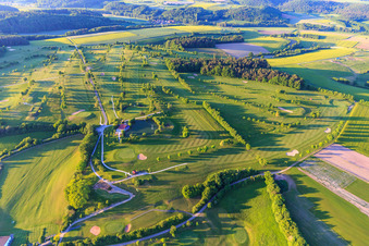 Vue aérienne de Terrain de golf Geiselwind du Steigerwald Golf Club e. V. avec maison au bord du lac à Geiselwind dans le département Bavière, Allemagne
