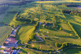 Vue aérienne de Terrain de golf Geiselwind du Steigerwald Golf Club e. V. avec maison au bord du lac à Geiselwind dans le département Bavière, Allemagne