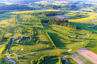 Photographie aérienne de Terrain de golf Geiselwind du Steigerwald Golf Club e. V. avec maison au bord du lac à Geiselwind dans le département Bavière, Allemagne