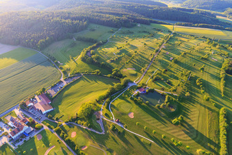 Vue oblique de Terrain de golf Geiselwind du Steigerwald Golf Club e. V. avec maison au bord du lac à Geiselwind dans le département Bavière, Allemagne