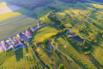 Terrain de golf Geiselwind du Steigerwald Golf Club e. V. avec maison au bord du lac à Geiselwind dans le département Bavière, Allemagne d'en haut