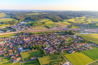 Vue aérienne de Vue du nord devant le chantier de l'autoroute A3 à Geiselwind dans le département Bavière, Allemagne