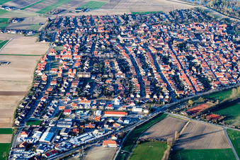 Vue aérienne de Vue de la ville depuis le sud à Otterstadt dans le département Rhénanie-Palatinat, Allemagne