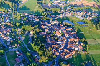 Vue aérienne de Église Saint-Jacques-le-Majeur au centre-ville et au château Burgwindheim à Burgwindheim dans le département Bavière, Allemagne