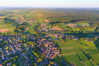 Vue aérienne de Vue d'ensemble du village avec l'église Saint-Jacques-le-Majeur et le château Burgwindheim à Burgwindheim dans le département Bavière, Allemagne