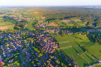 Vue aérienne de Vue d'ensemble du village avec l'église Saint-Jacques-le-Majeur et le château Burgwindheim à Burgwindheim dans le département Bavière, Allemagne