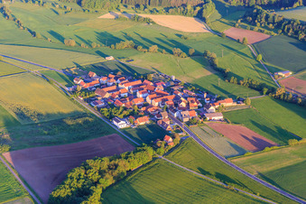 Vue aérienne de Vue du village dans l'Ebrachtal depuis le nord-ouest à le quartier Kötsch in Burgwindheim dans le département Bavière, Allemagne