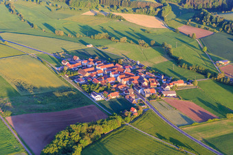Vue aérienne de Vue du village dans l'Ebrachtal depuis le nord-ouest à le quartier Kötsch in Burgwindheim dans le département Bavière, Allemagne
