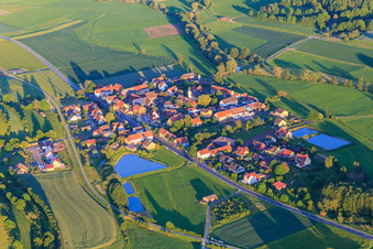 Vue aérienne de Vue du village dans l'Ebrachtal depuis le nord-ouest à le quartier Mönchherrnsdorf in Burgebrach dans le département Bavière, Allemagne