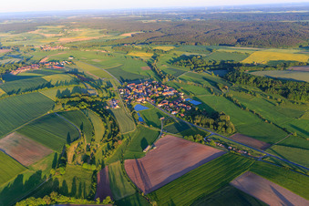 Vue aérienne de Vue d'ensemble du village dans l'Ebrachtal depuis le nord-ouest à le quartier Mönchherrnsdorf in Burgebrach dans le département Bavière, Allemagne